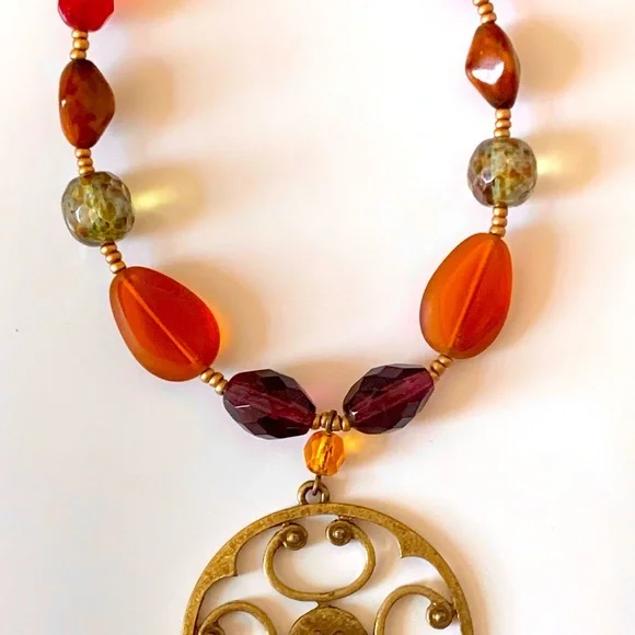 🎺Brass Tone Round Pendant with Faceted/Smooth Glass & Round Beaded Necklace - Picture 6 of 7